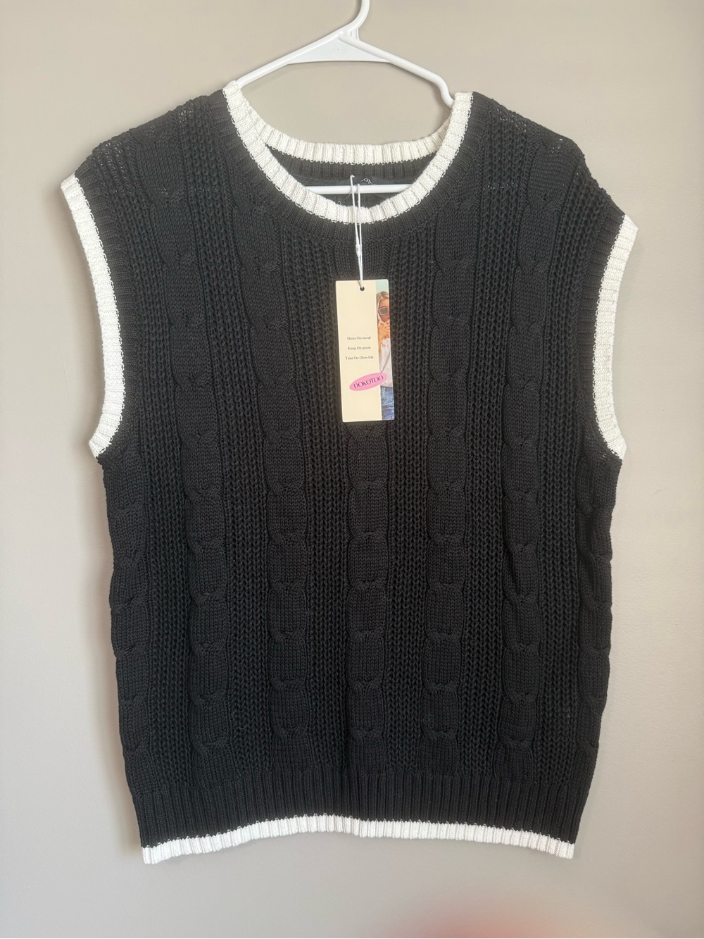 Cable Knit Sleeveless V-Neck Sweater Vest - size small NWT